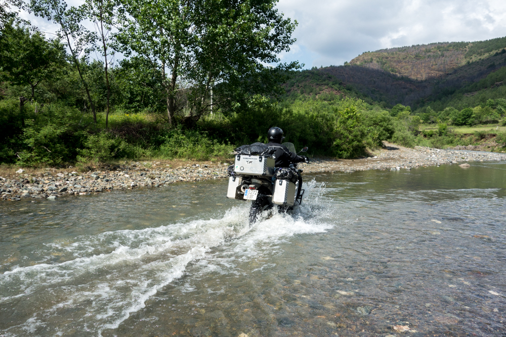 Cruzando un río en Albania