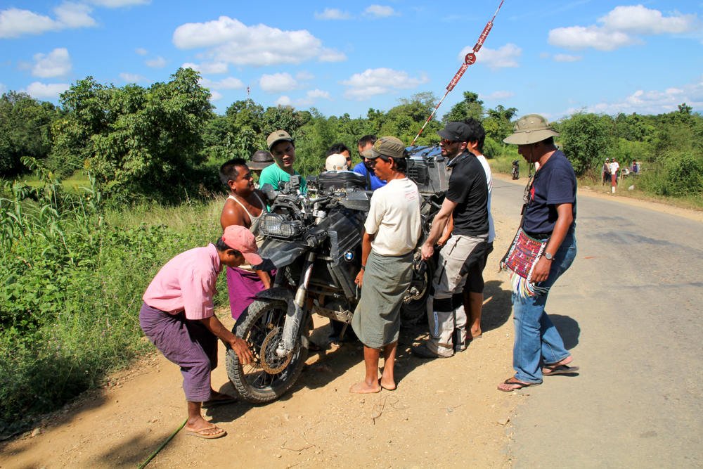 Subieron la moto al camión entre varias personas.