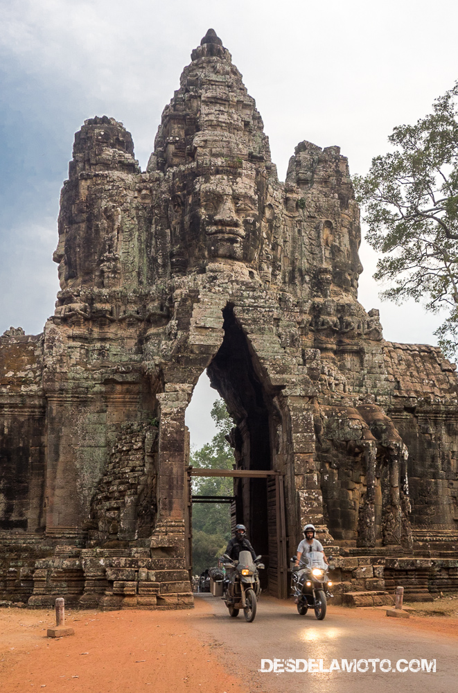 Por los templos de Angkor en moto.