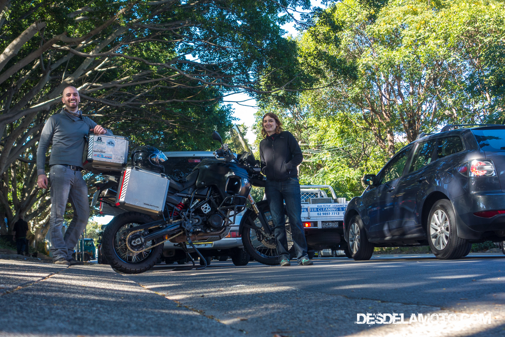 Los dos con la moto justo después de sacarla de la aduana