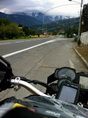 imagen de carretera y montañas