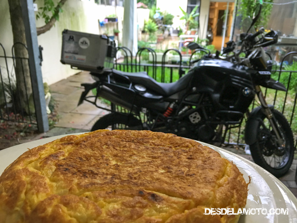 Síiiii, tortilla de patata!! Dos inquilinos taiwaneses alucinaron con esto, y sobre todo con las aceitunas, no las habían visto en la vida.