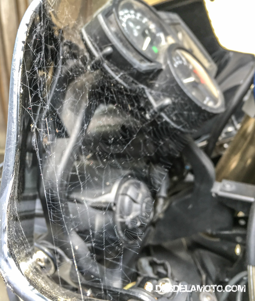 Aunque cubierta la moto no se ha librado de las telas de araña.