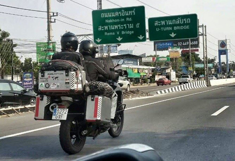 En moto cerca de Bangkok