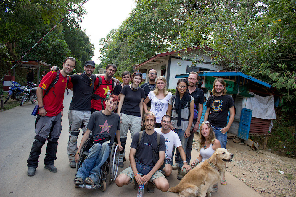 Foto del grupo con Albert y sus compañeros de viaje